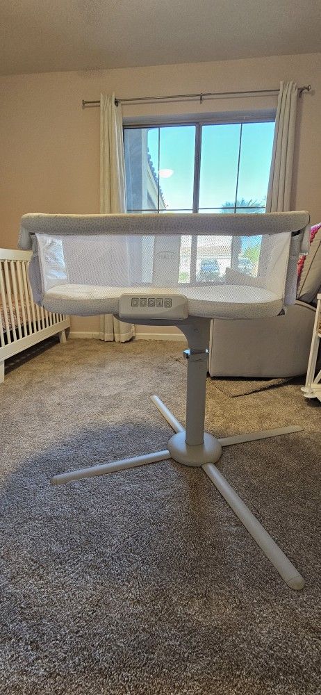 HALO BassiNest Swivel Sleeper, Baby Bassinet, Soothing Center with, Vibration