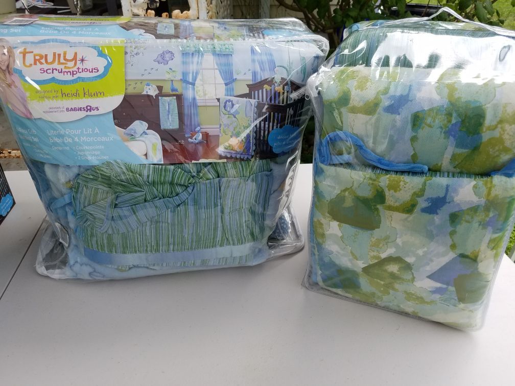 Babies R Us Exclusive Truly Scrumptious by Heidi Klum Dinosaur Tracks Nursery Decor - COMPLETE SET