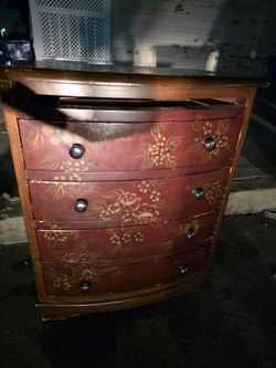Dresser solid wood with 4 drawers. Very clean inside the drawers.