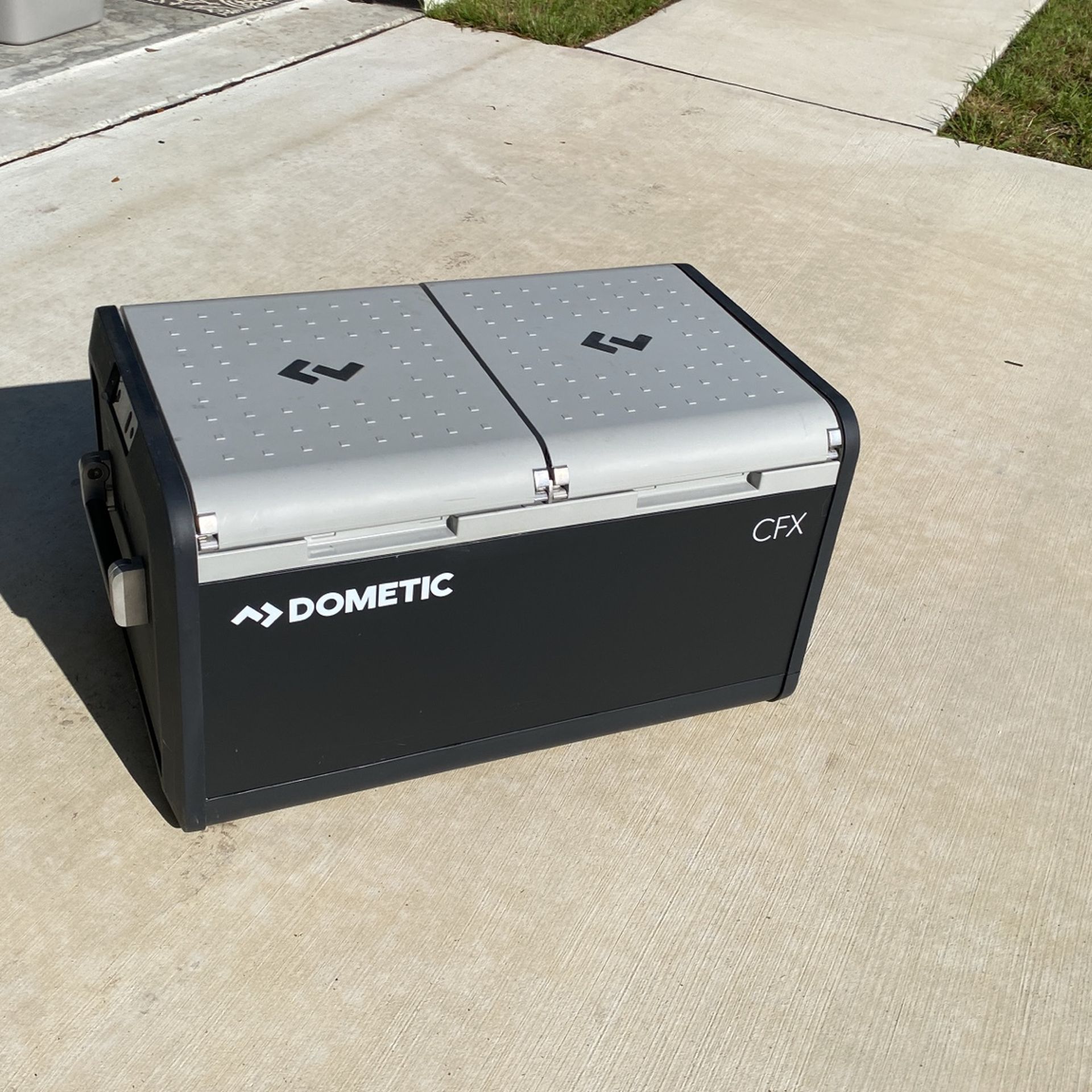 Dometic Dual Powered 12 Volt Cooler 75L