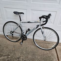 Medium Giant OCR3 Road Bike 24-Speed