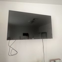 Roku Tv 32” With Tv Mount 