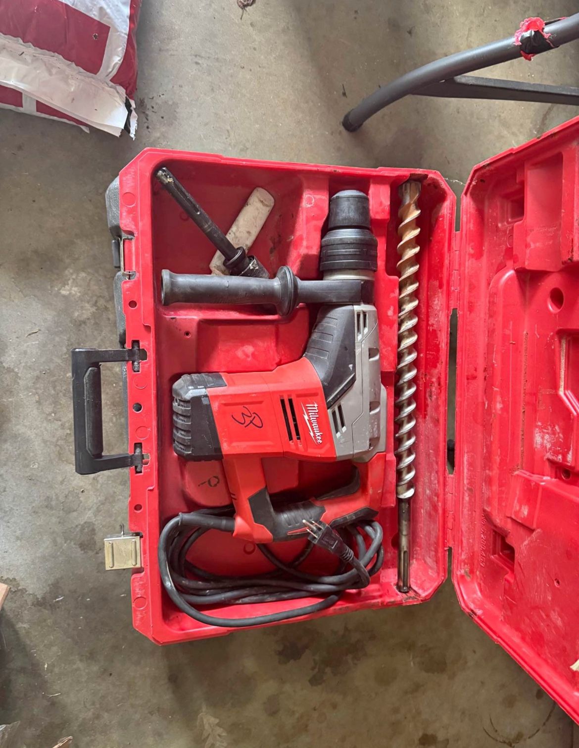MILWAUKEE SDS-MAX 1 9/16” ROTARY HAMMER DRILL WITH 11/4” x18” SDS-MAX DRILL BIT