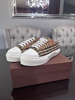 Low top Burberry Size 44