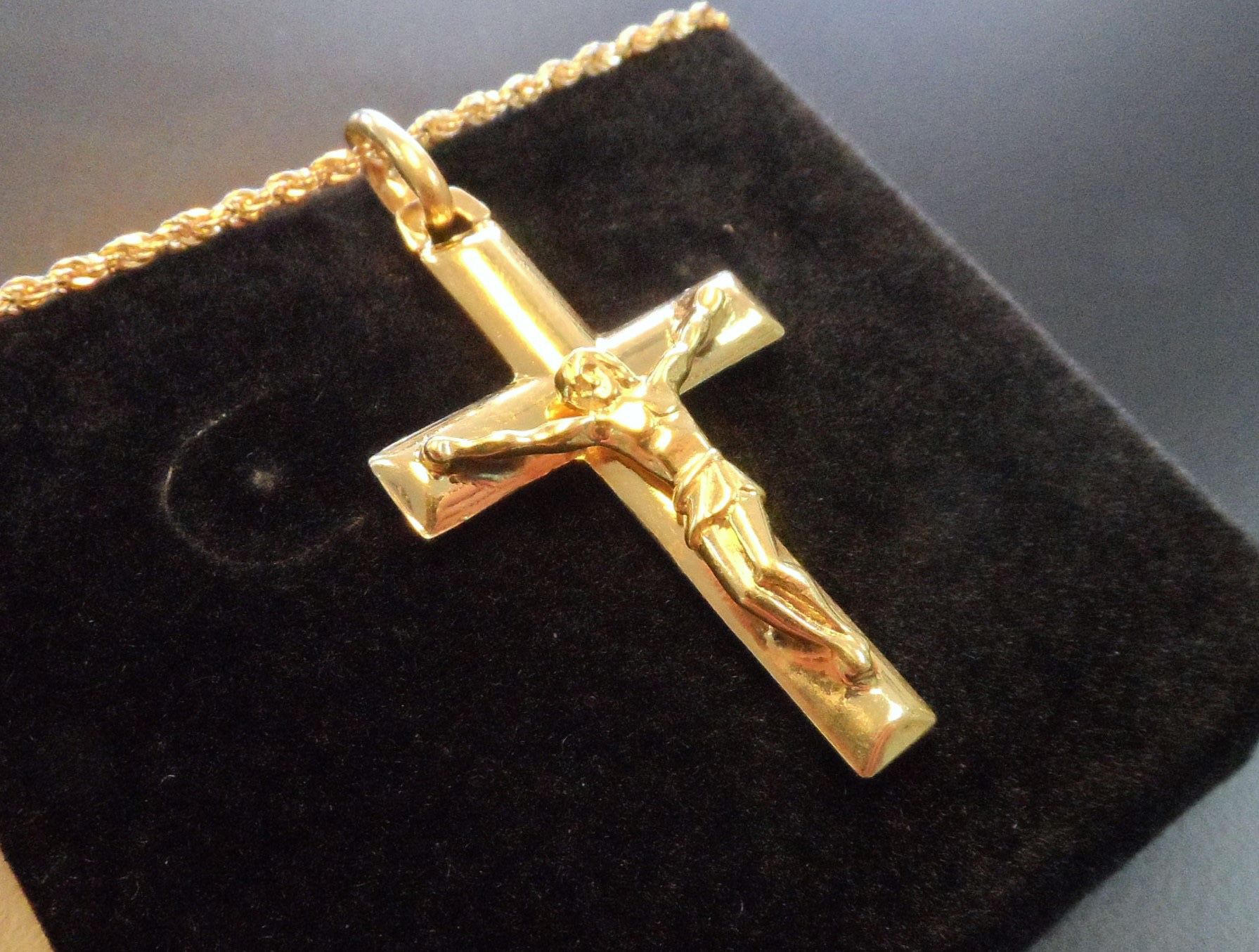 NEW 10K GOLD CROSS PENDANT WITH CHAIN