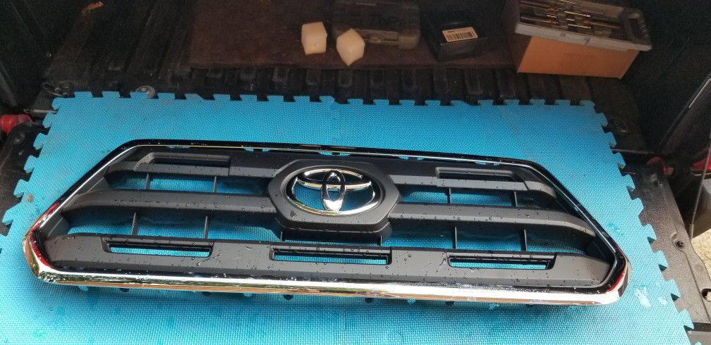 2016-2022 Toyota Tacoma grill with chrome trim