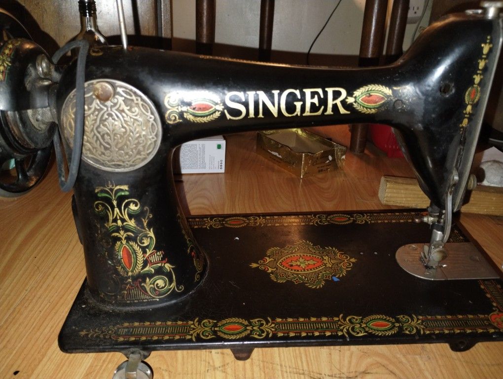 1920s Singer Red-eye Sewing Machine 