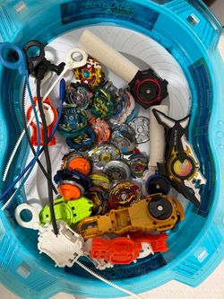 Beyblade Burst stadium, 15+ Beyblades & multiple launchers