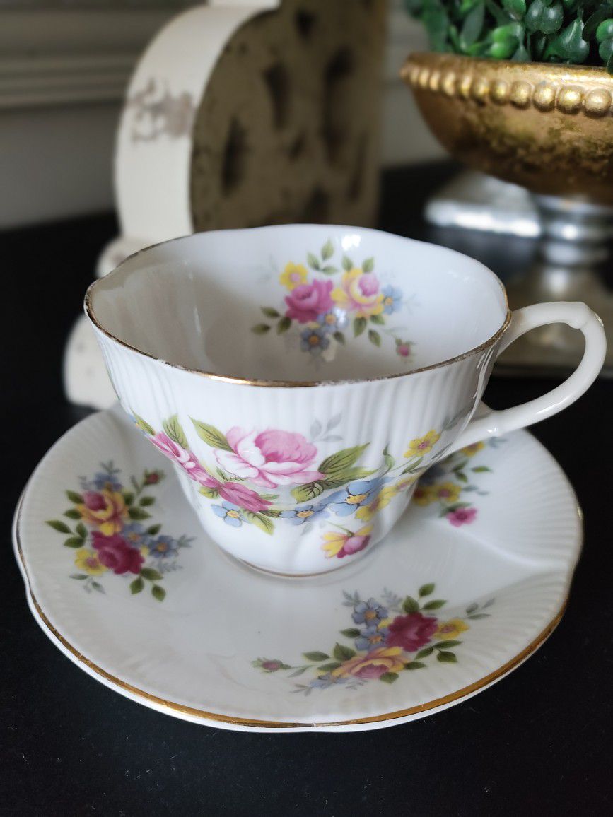 Royal Albert Vintage Tea Cup Set In Perfect Condition, PICK UP IN EAST ORLANDO 