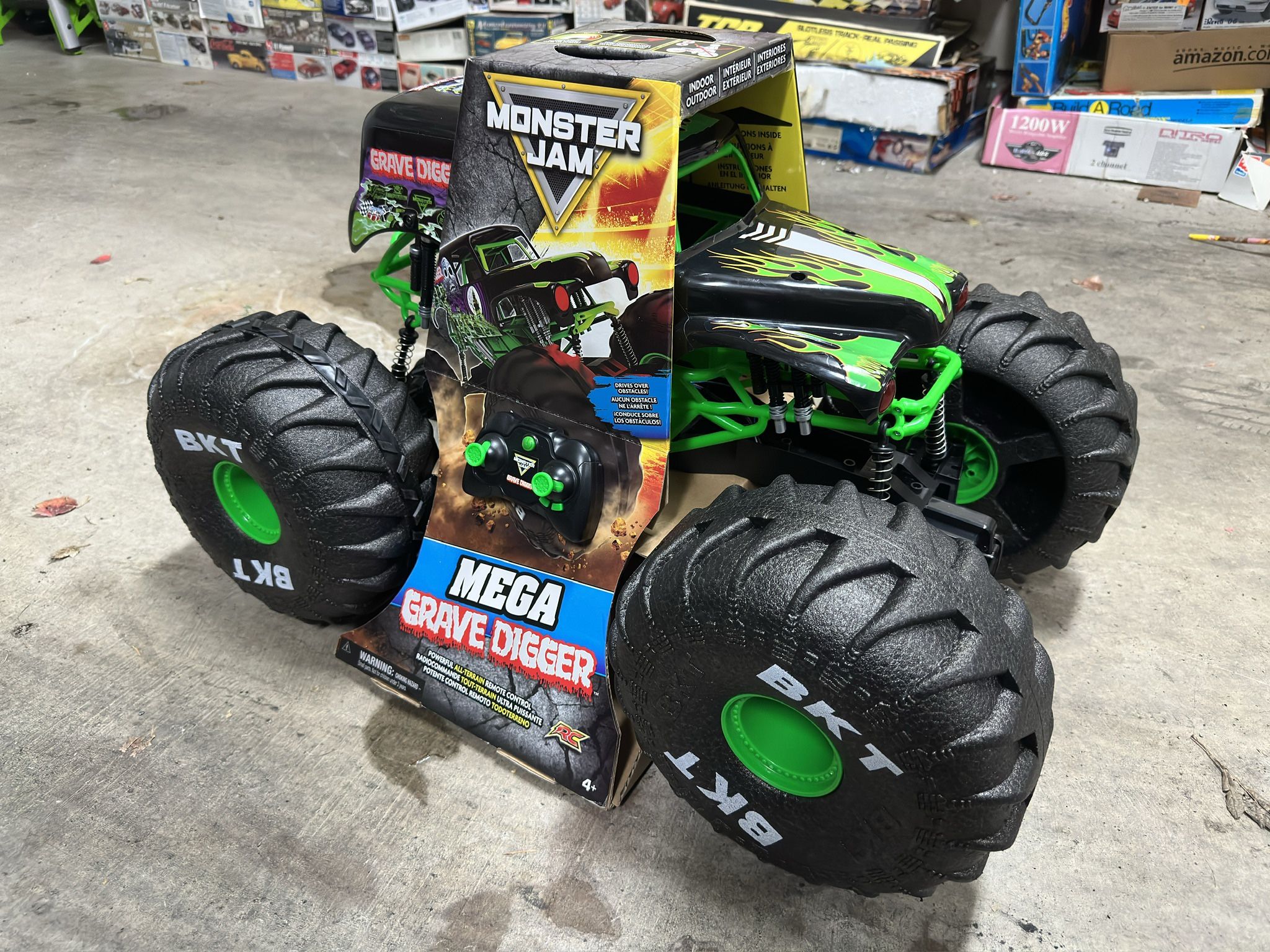 NEW IN HAND Monster Jam Mega Grave Digger 1:6 Scale All-Terrain RC Monster Truck