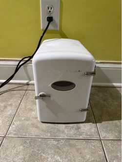 Frigidaire 6 can mini personal fridge cooler