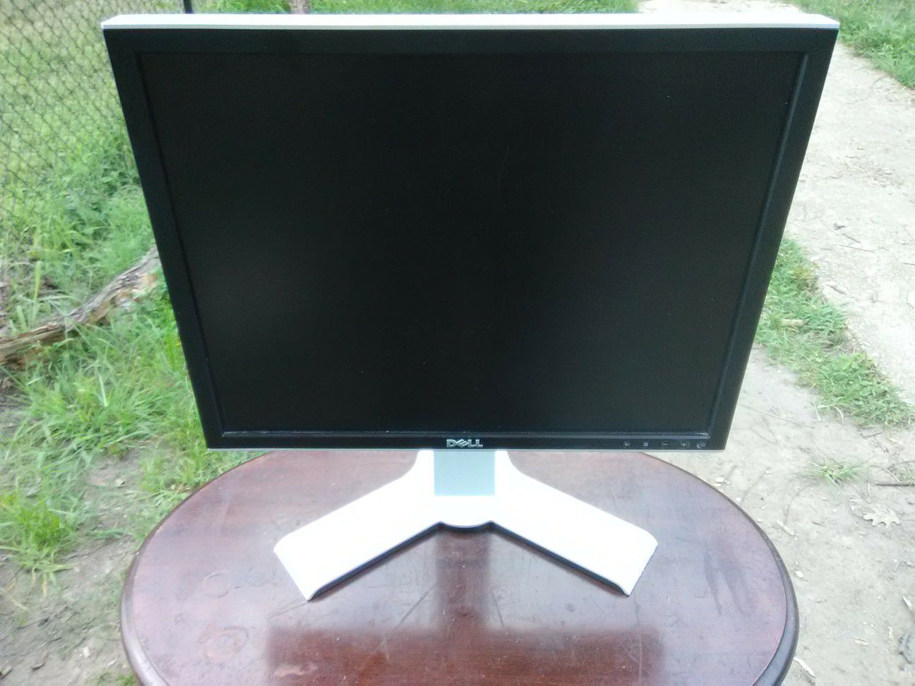 Dell 22 inch monitor with video, DVI and PC ports NO CORDS ARE INCLUDED