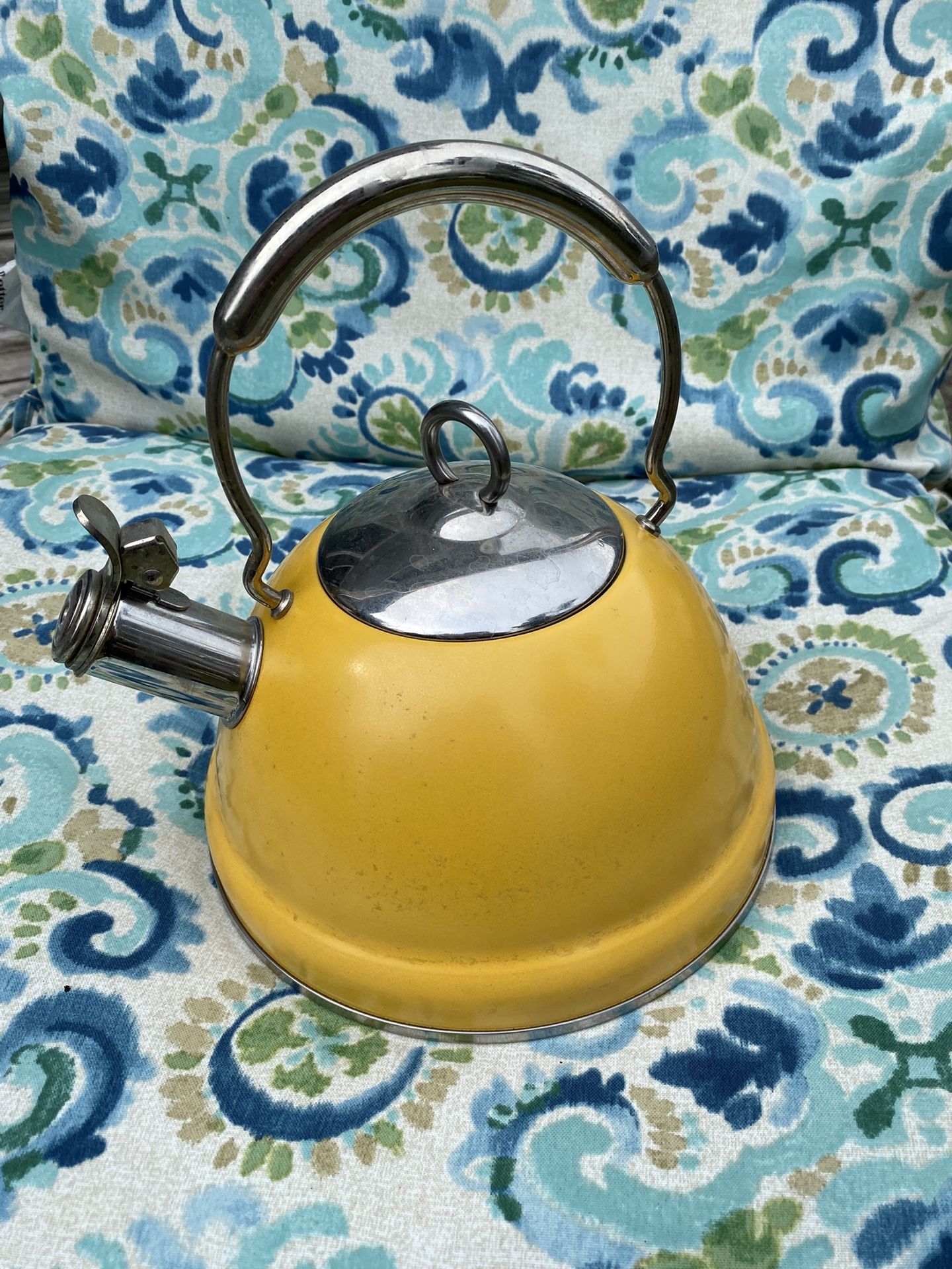 Calidad 2.7 QT Professional Whistling Hot Water Tea Kettle Yellow and Stainless Steel