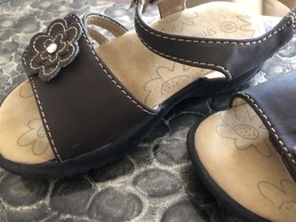 Child’s 8.5 skid resistant summer sandals