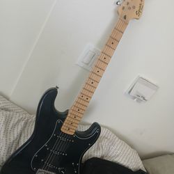Squier VINTAGE MODIFIED 70s Stratocaster in near Mint Condition. $300
