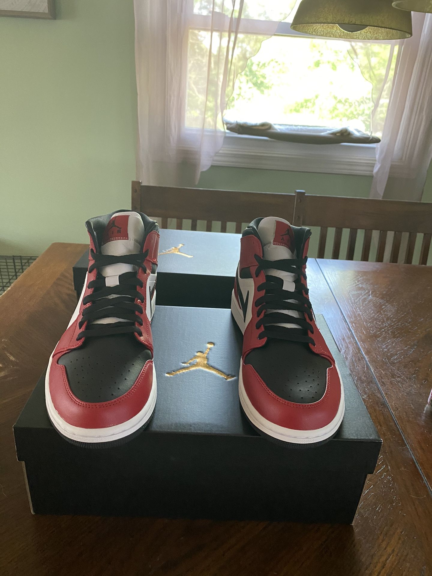 AIR JORDAN 1 MID BLACK TOE SIZE 11