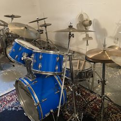BEAUTIFUL SLINGERLAND DRUM SET 