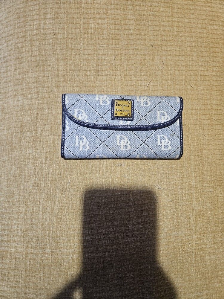 NWOT DOONEY & BOURKE BLUE & WHITE QUILT LOGO WALLET
