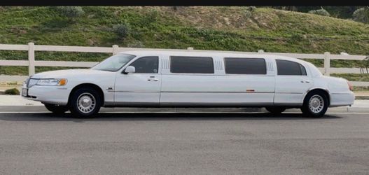 2000 Lincoln Stretch Limousine  $3,700 OBO
