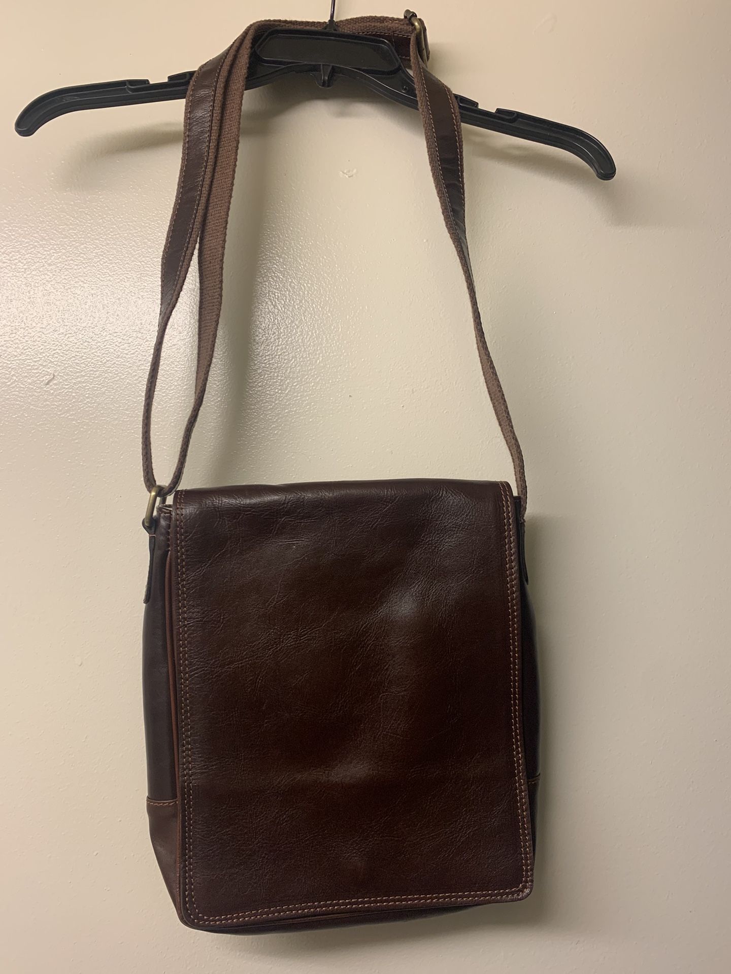 Old Angler Classic Leather iPad Messenger Bag