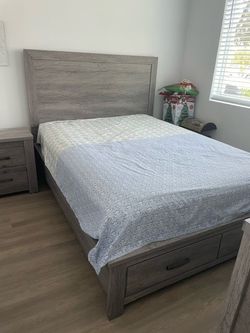 Queen Bed Set (Ashley’s Furniture)