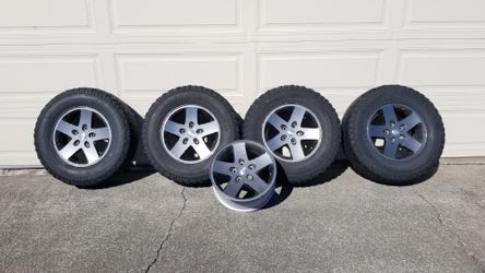 Metallic grey stock Jeep Cherokee wheels and tires