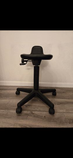 Ergonomic sit/stand adjustable stool on rollers