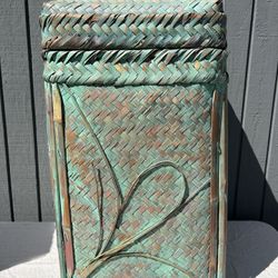 Woven laundry hamper