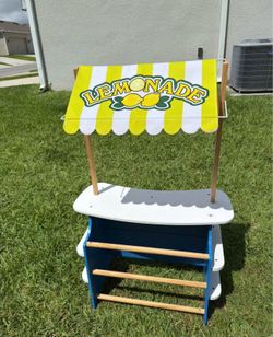 Melissa & Doug lemonade and food stand.