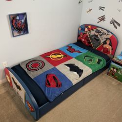 DC Comics Justice League Upholstered Twin Bed by Delta Children