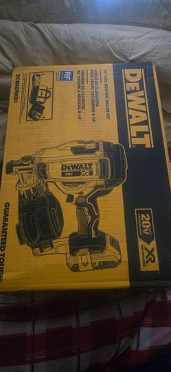 DEWALT 20V XR 15° Coil Roofing Nailer Kit