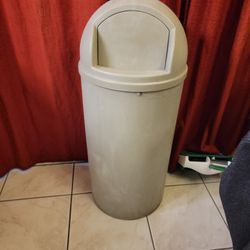 Rubbermaid Model 6171 Trash Can