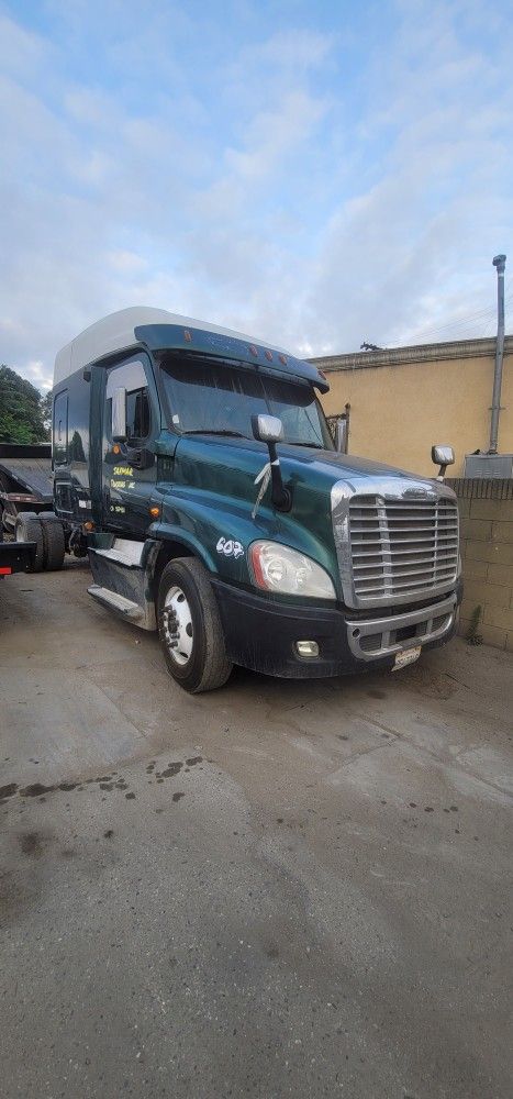 FREIGHTLINER CASCADIA  2013 SINGLE AXLE SLEEPER