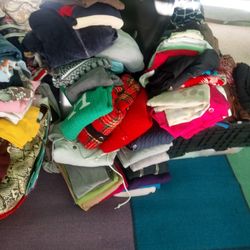 Mucha Ropa Usada Y Algunas Nuevas En Venta.