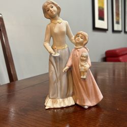 Porcelain Mom Daughter Figurine