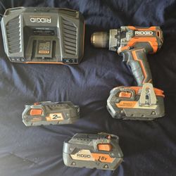 RIDGID 2 DRILLS 1 IMPACT DRIVER 1 CHARGER