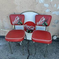 2 Sillas De Coca Cola Y Mesa