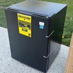 Avanti 2.4 ft.³ Black Mini-Fridge / Freezer - NEW - Marietta, Pa Pick Up