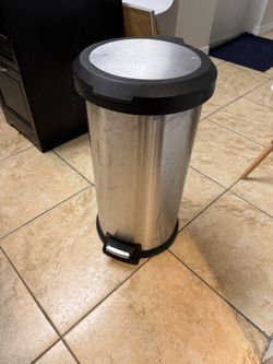 Garbage Bin / Basurero