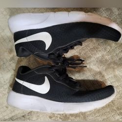Boys Nikes Blck$Wht Sz 4.5 Y