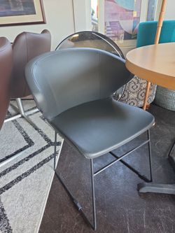 Vari chairs