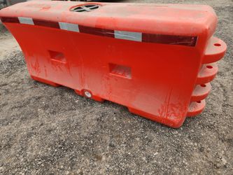 Water fill barriers/barricades