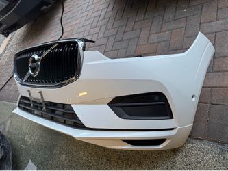 2019 Volvo XC60 Complete front bumper including lower shield.