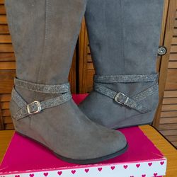 New Size 6 Felt Boots 