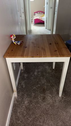 Cute Farmhouse Style Dining Table