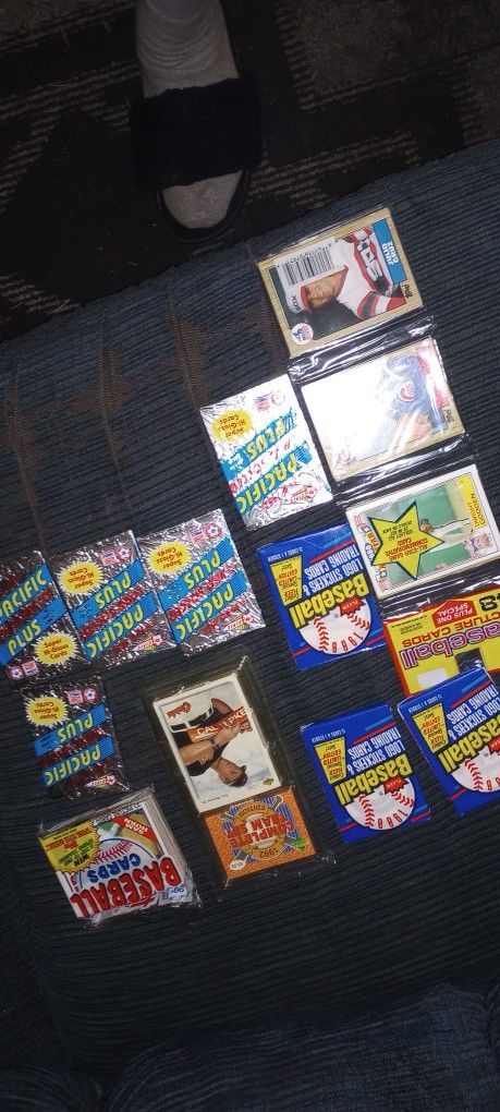 COLLECTION OF BASEBALL CARDS