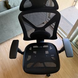 Staples Dexley Ergonomic Mesh Office Chair w/ Headrest 