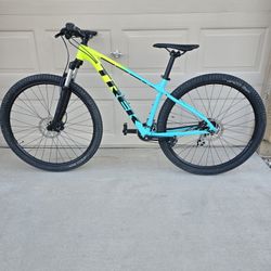TREK MARLIN 5 MOUNTAIN BIKE 29ER (MEDIUM FRAME)
