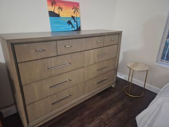 Dresser for sale, lots of drawers!