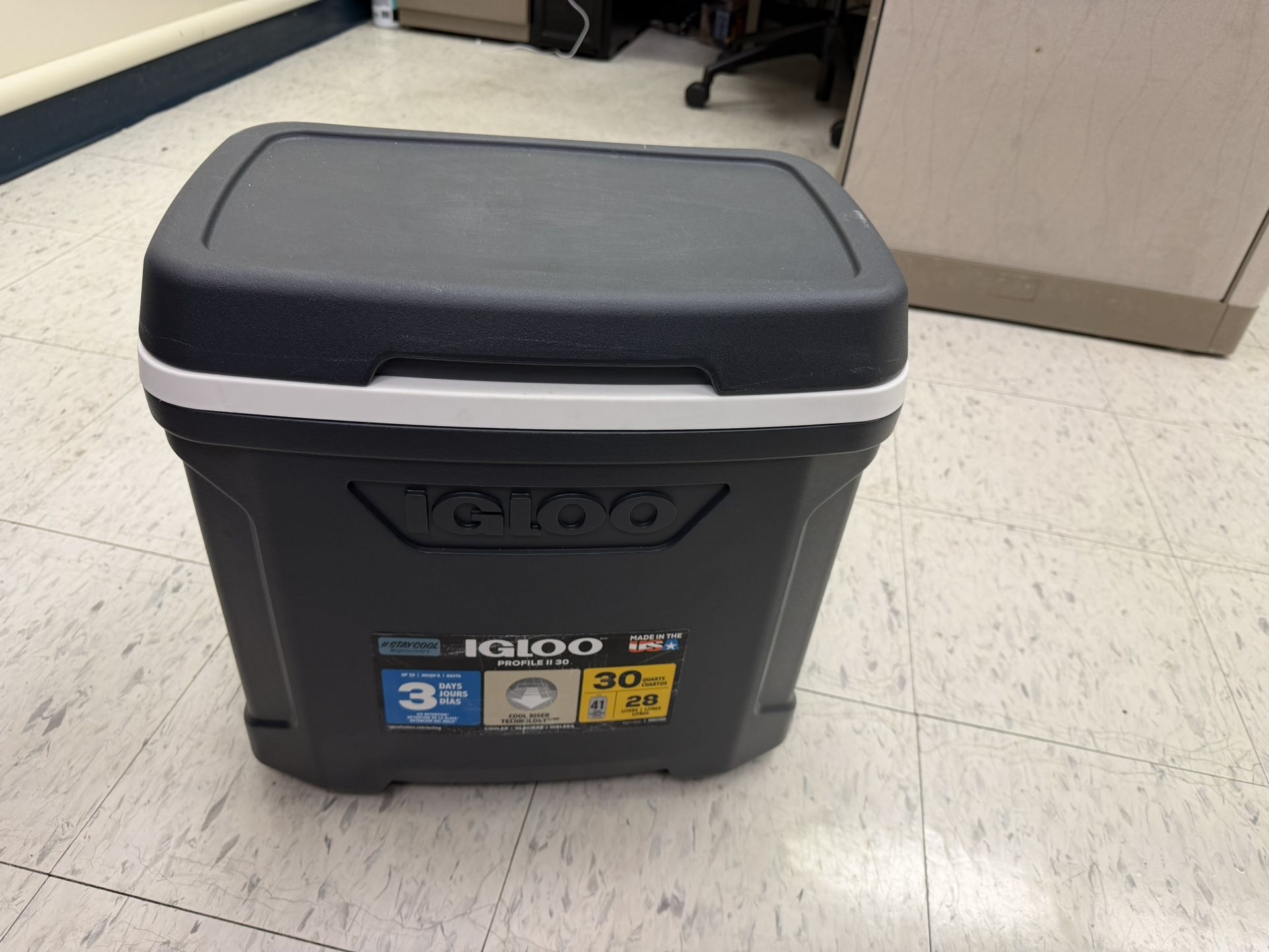 Igloo 30 Quart Maxcold Thermocooler with Locking Telescoping Handle, Grey